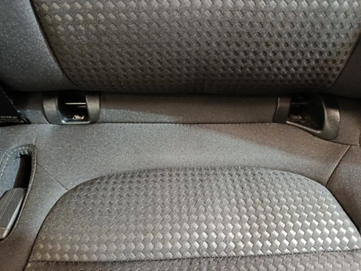 Gros plan sur l'assise arrière en tissu gris texturé du Ford Kuga 2024 version 2.0 EcoBlue St Line.