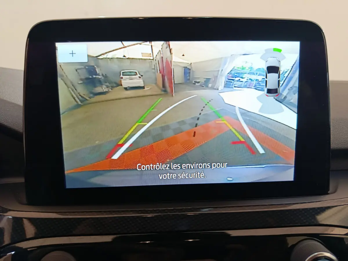 Écran tactile du Ford Kuga 2024 montrant la caméra de recul avec guidage et vue 360° intérieure.