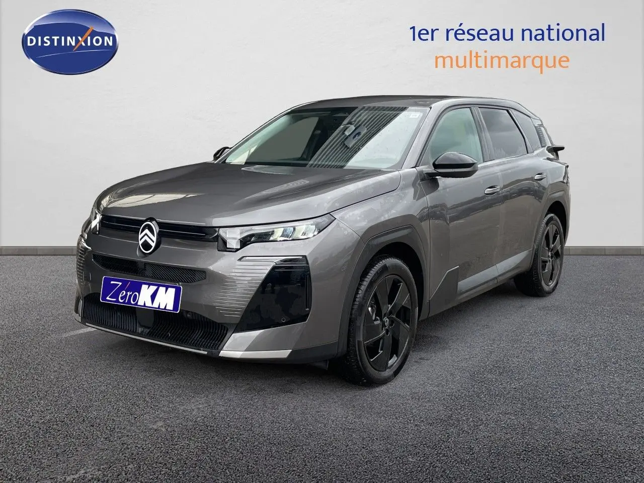 Citroën C5 Aircross Hybrid gris platinium métal en 3/4 avant droit, avec jantes noires et calandre distinctive.
