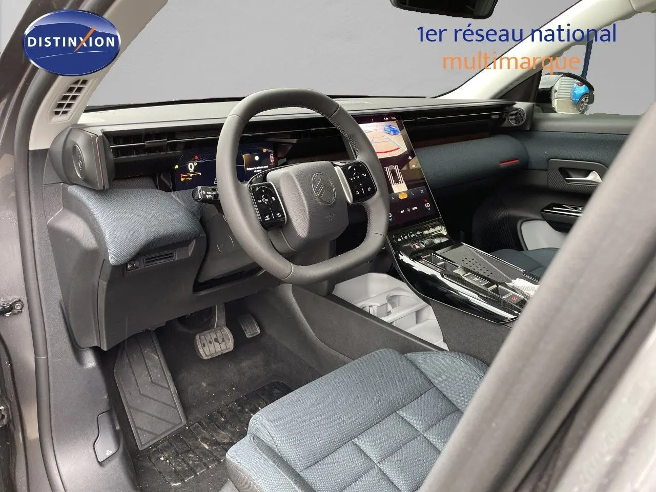Vue intérieure côté conducteur du Citroën C5 Aircross Hybrid 2026, avec tableau de bord numérique et écran tactile central.