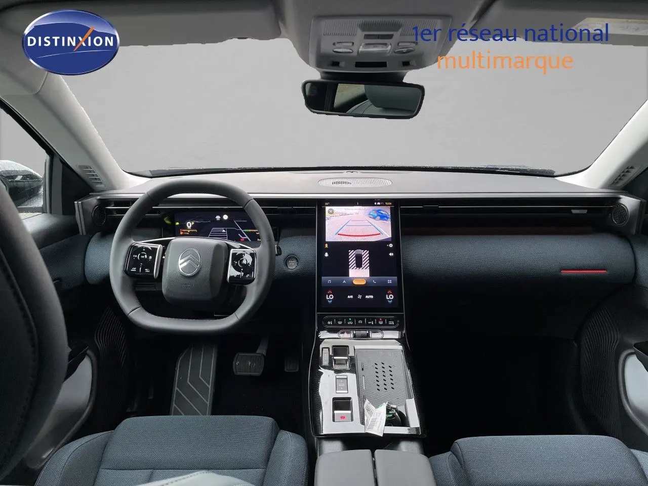 Vue intérieure avant du Citroën C5 Aircross Hybrid gris platinium, avec tableau de bord numérique et écran tactile central.