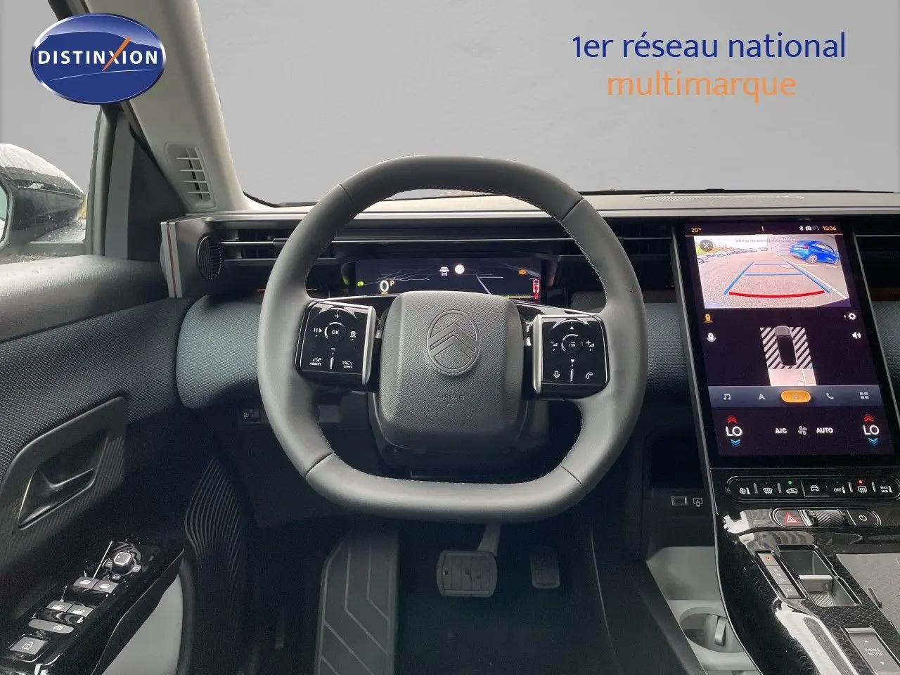 Vue intérieure du poste de conduite du Citroën C5 Aircross Hybrid 145ch, volant cuir et écran tactile central allumé.
