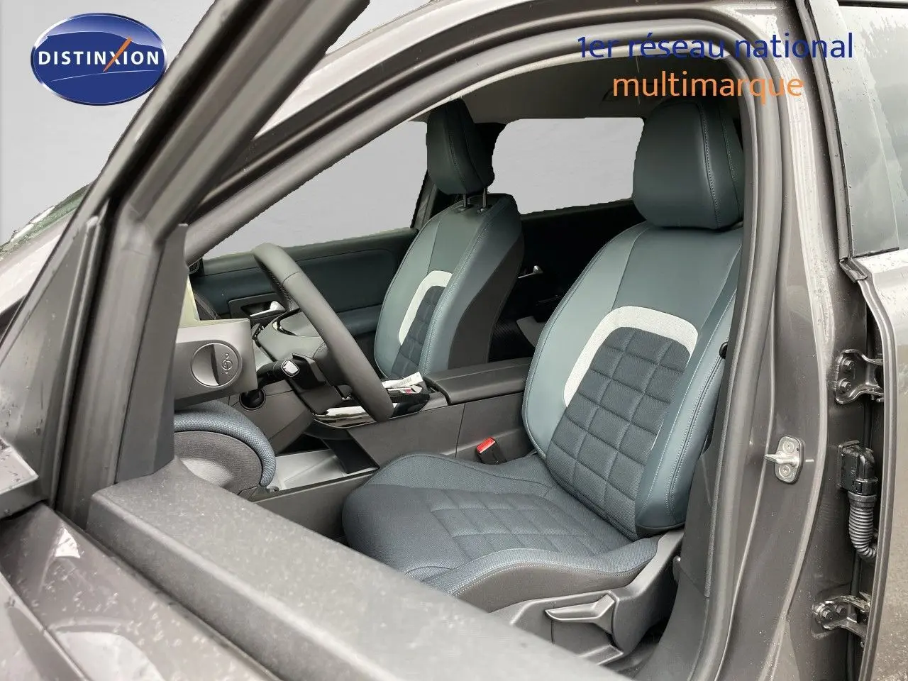 Vue intérieure côté conducteur du Citroën C5 Aircross Hybrid gris platinium, sièges bi-matière bleu et noir.