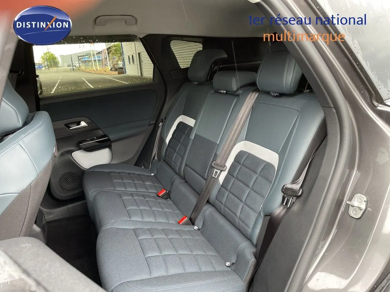 Vue intérieure arrière côté droit du Citroën C5 Aircross Hybrid 2026 avec sièges en tissu et cuir gris.