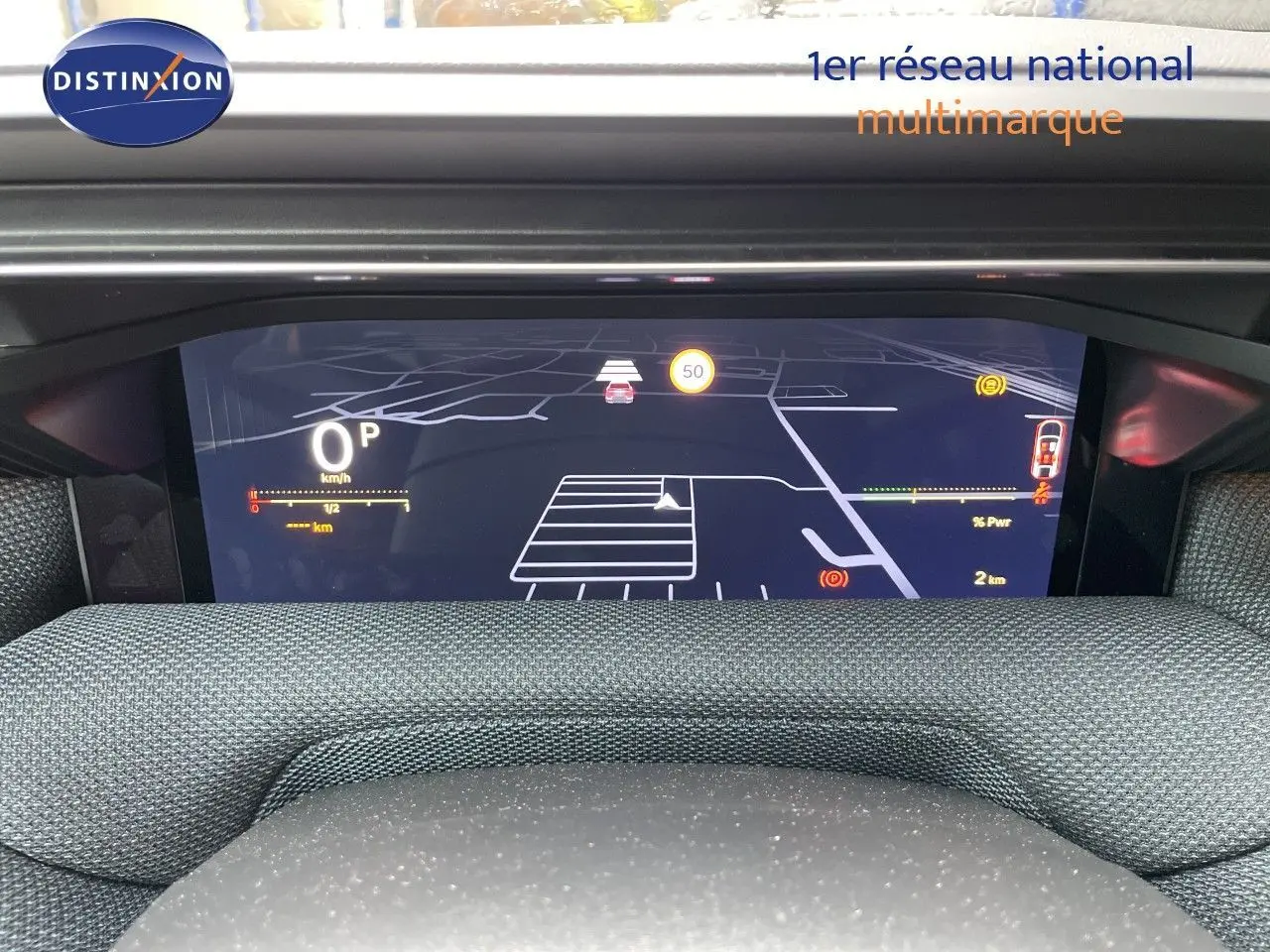 Tableau de bord numérique du Citroën C5 Aircross Hybrid 2026, affichage de navigation et vitesse à 0 km/h.