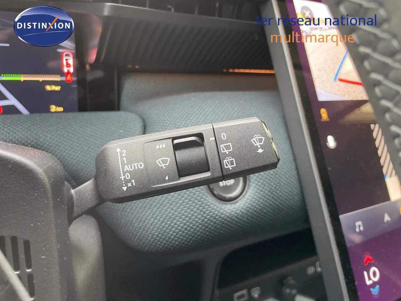 Gros plan sur la commande d’essuie-glace à gauche du volant dans l’habitacle gris du Citroën C5 Aircross Hybrid 2026.