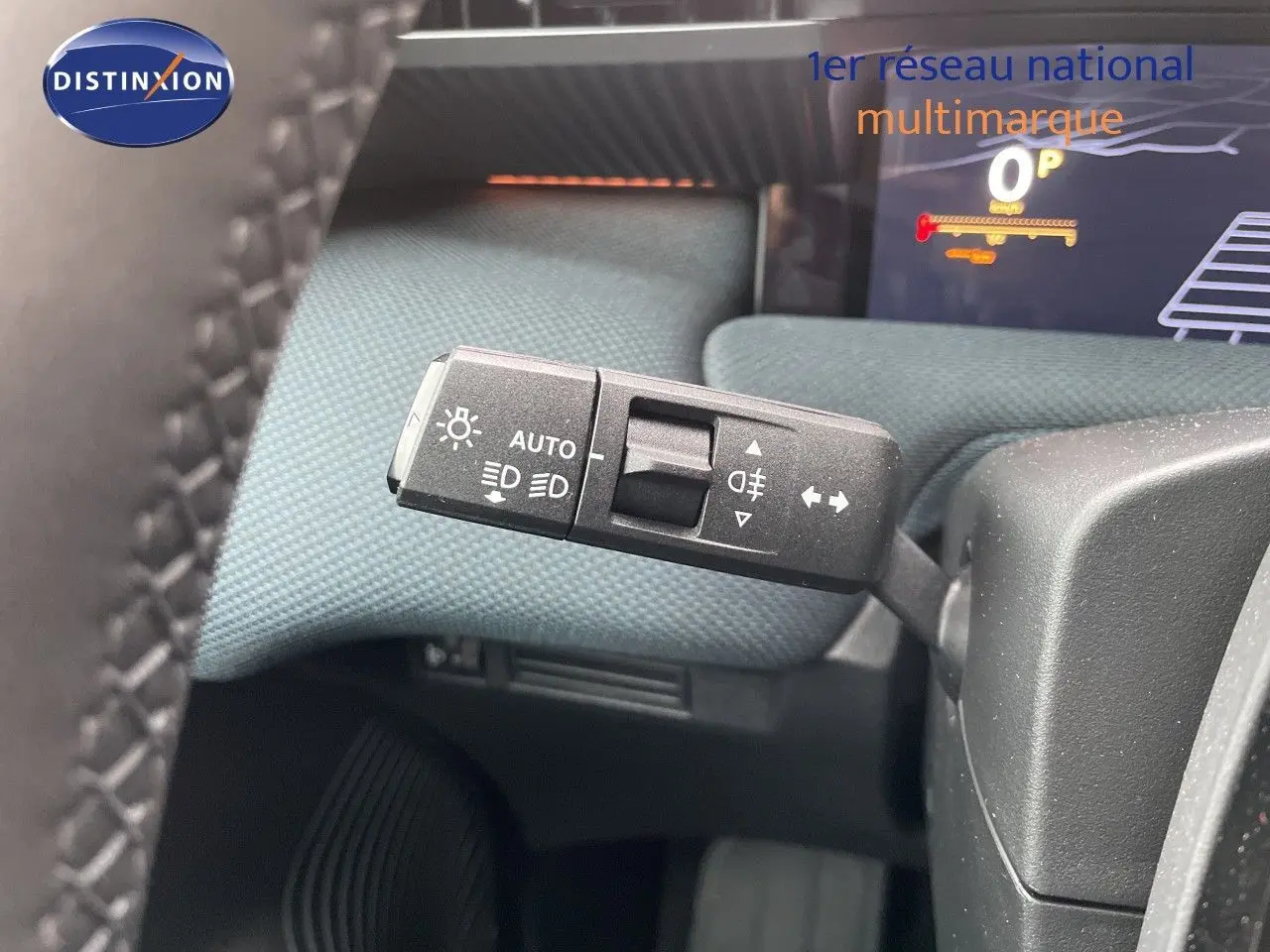Gros plan sur la commande des feux sur la gauche du volant d’un Citroën C5 Aircross gris platinium 2026.