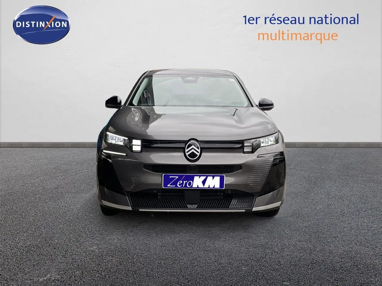 Vue frontale d'une Citroën C5 Aircross Hybrid 145ch gris platinium métal avec éclairage LED distinctif.