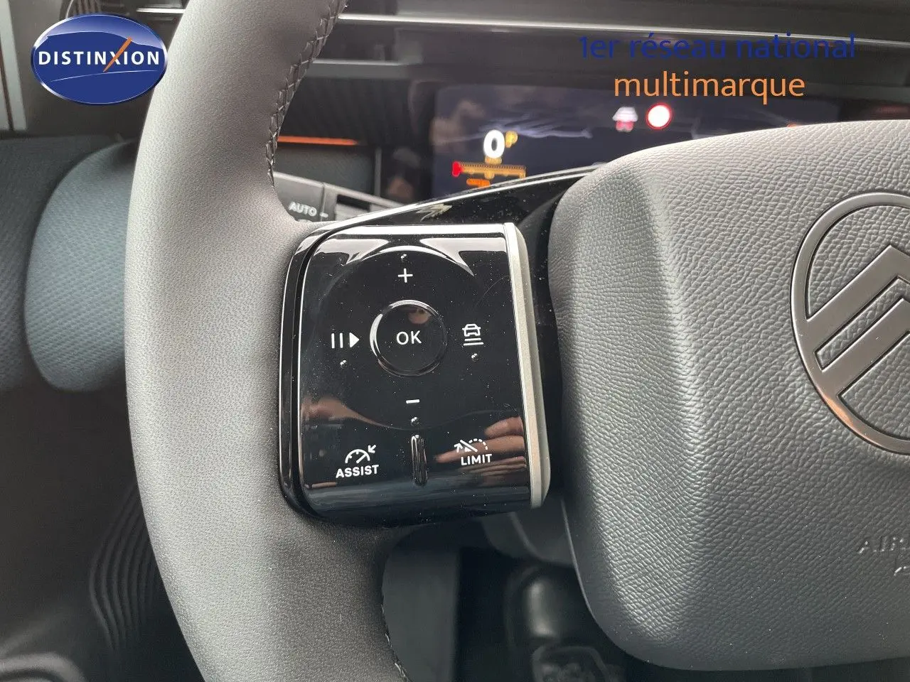 Gros plan sur la partie gauche du volant gris avec commandes tactiles du Citroën C5 Aircross Hybrid 2026.