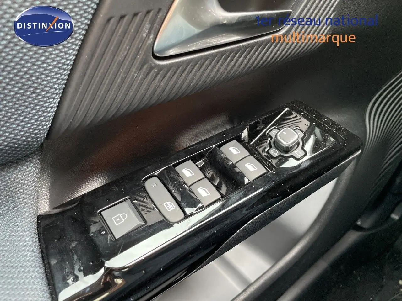 Gros plan sur les commandes de lève-vitres et rétroviseurs côté conducteur du Citroën C5 Aircross gris platinium 2026.