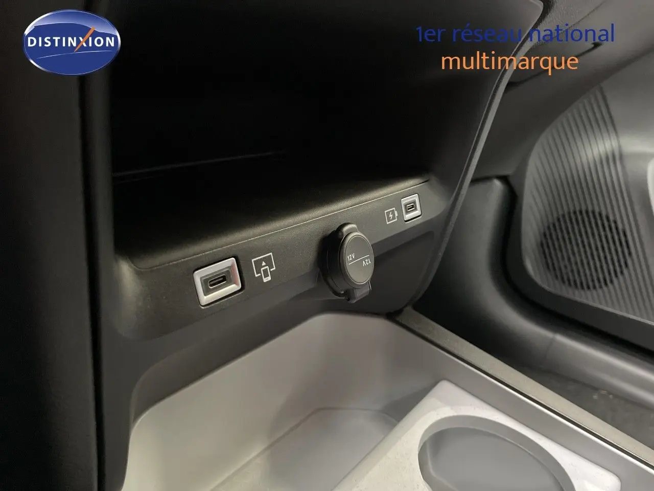 Gros plan sur la console centrale du Citroën C5 Aircross gris platinium, montrant prises USB et prise 12V.
