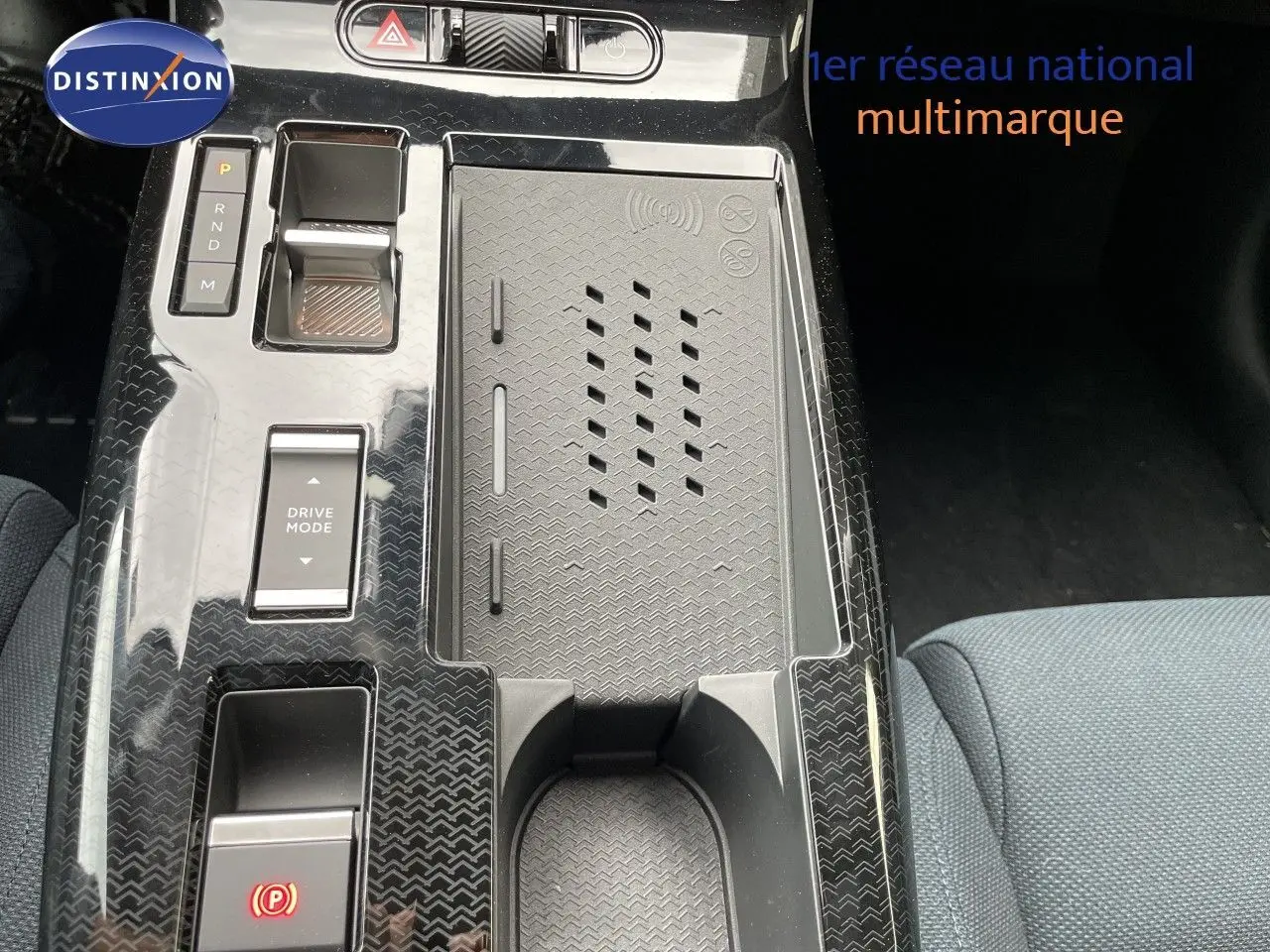 Vue rapprochée de la console centrale du Citroën C5 Aircross Hybrid 145ch, avec boîte auto et finition noire brillante.