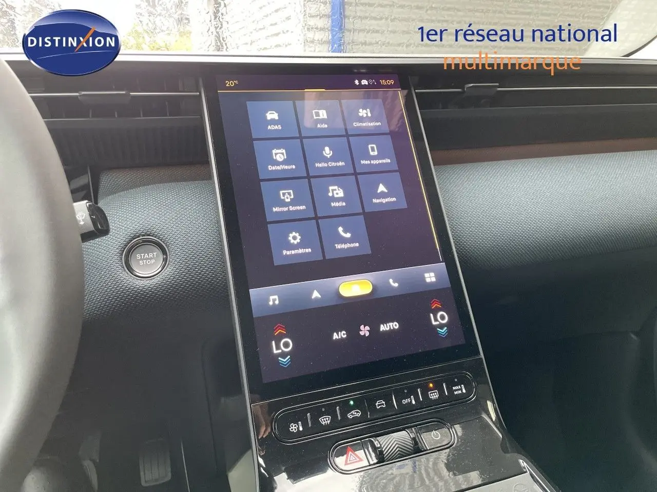 Vue intérieure centrée sur la console tactile verticale du Citroën C5 Aircross Hybrid gris platinium, avec bouton start/stop visible à gauche.