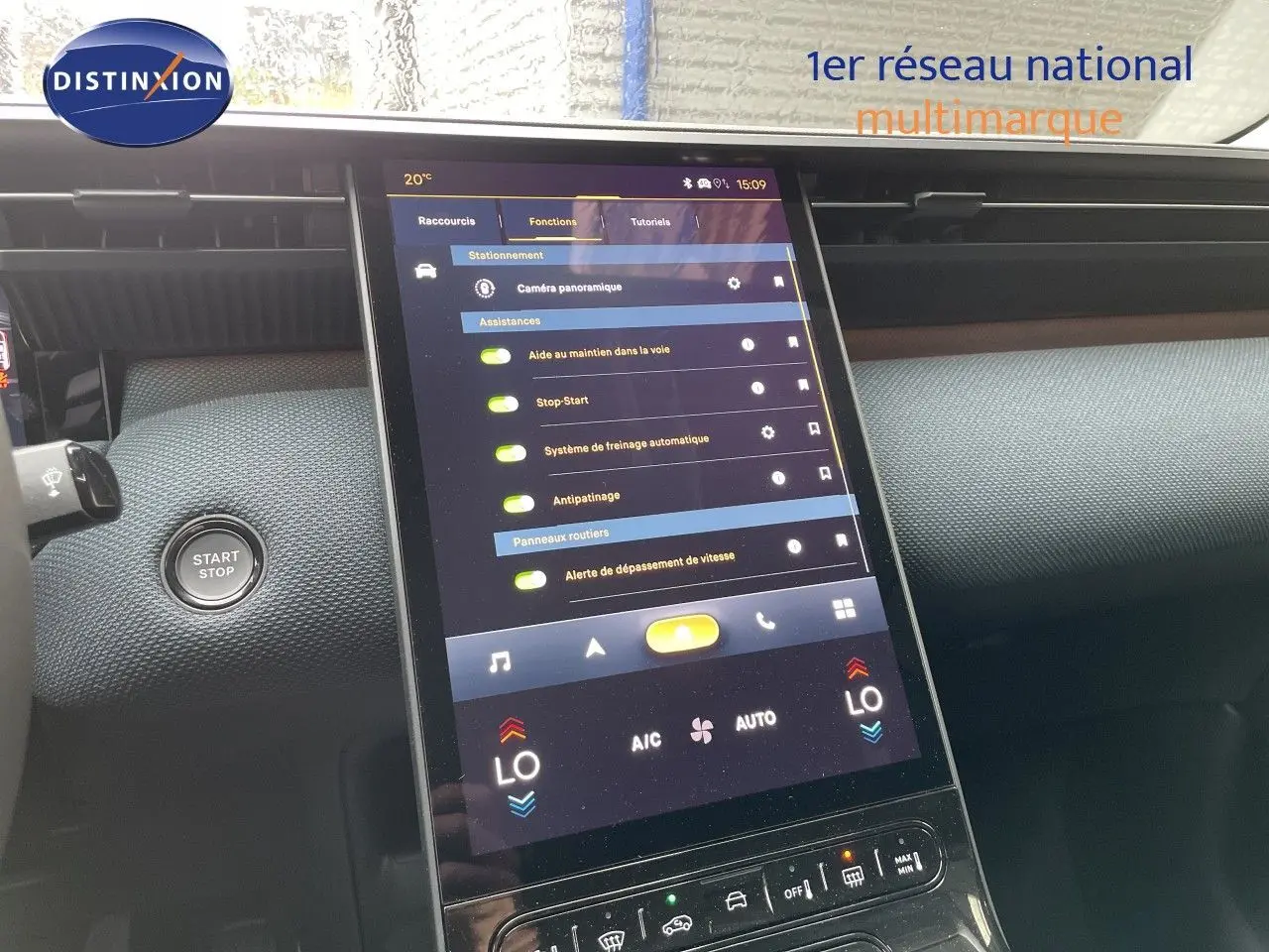 Écran tactile central affichant les réglages d’assistance dans l’habitacle d’une Citroën C5 Aircross gris platinium.