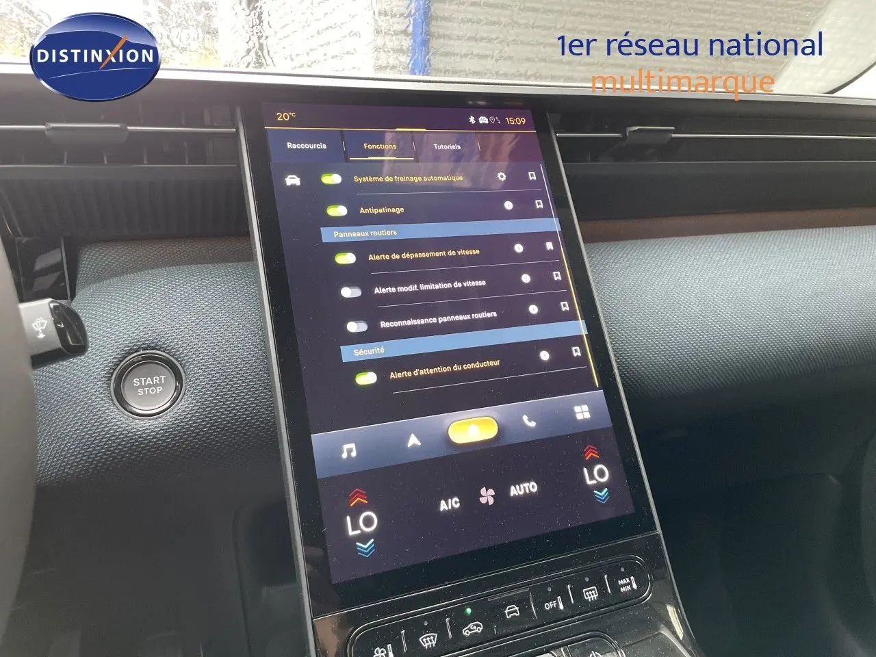 Vue rapprochée de l’écran tactile central du Citroën C5 Aircross Hybrid 2026, affichant les réglages d’assistance à la conduite.