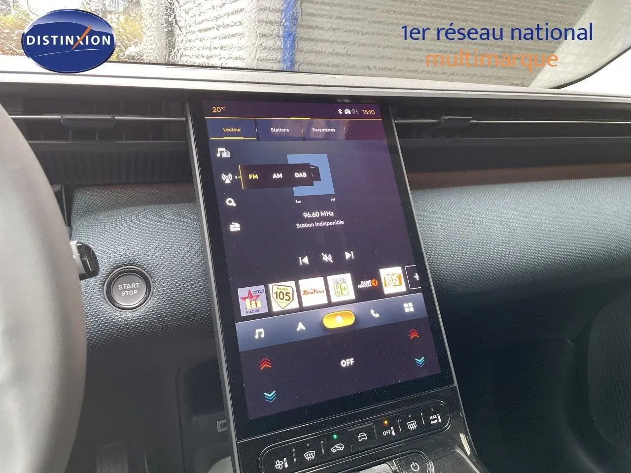 Vue intérieure centrée sur l’écran tactile vertical du tableau de bord du Citroën C5 Aircross gris platinium 2026.