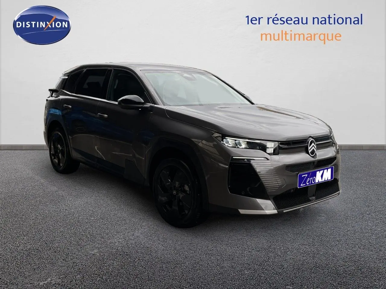 SUV Citroën C5 Aircross Hybrid gris platinium métal vu en 3/4 avant droit avec jantes noires et calandre moderne.