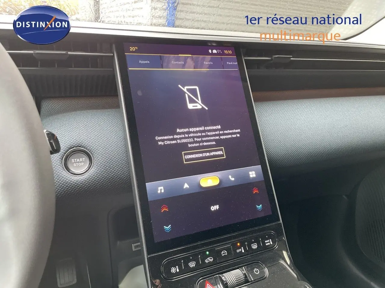 Vue rapprochée de la console centrale tactile du Citroën C5 Aircross gris platinium, avec bouton start/stop visible.