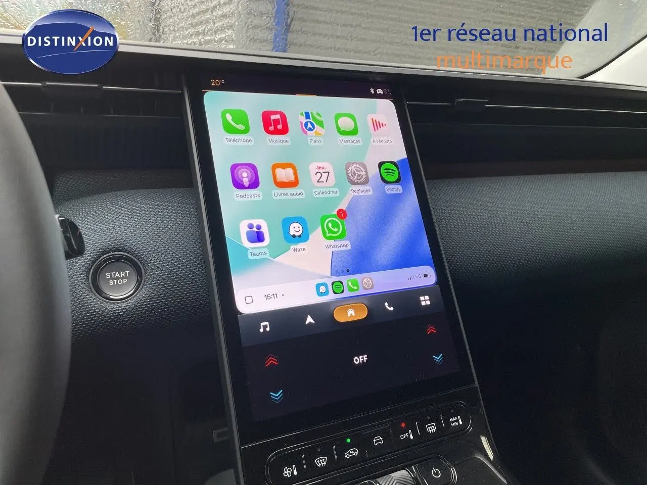 Vue intérieure centrée sur l'écran tactile vertical du tableau de bord du Citroën C5 Aircross Hybrid 2026.