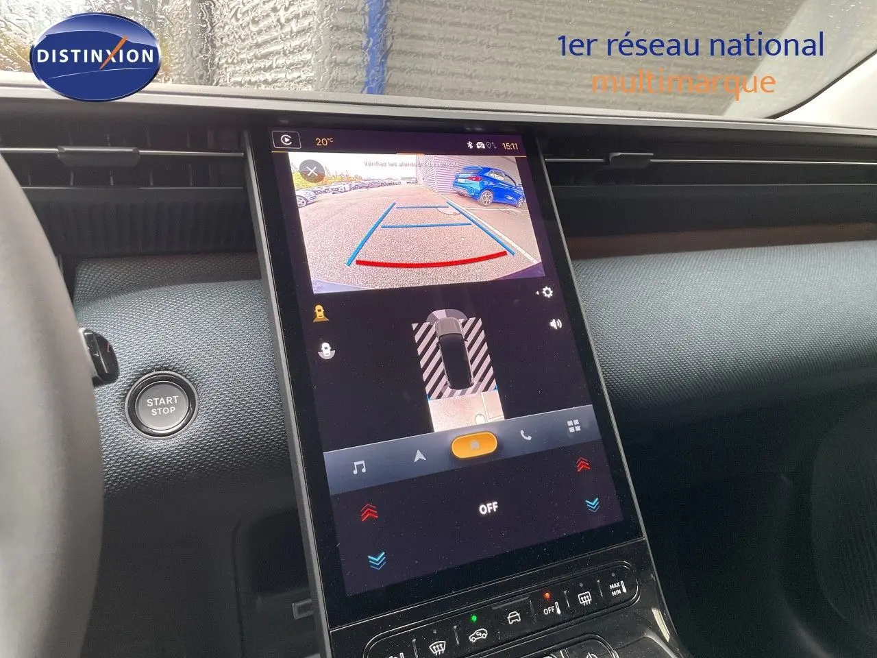 Vue rapprochée de l’écran central tactile du Citroën C5 Aircross Hybrid 2026 montrant la caméra de recul.