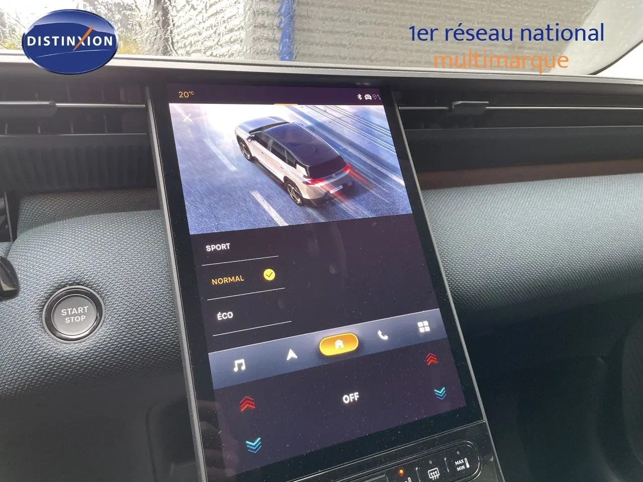 Écran tactile intérieur du Citroën C5 Aircross Hybrid 2026 montrant les modes de conduite et une vue 3/4 arrière du véhicule gris platinium.