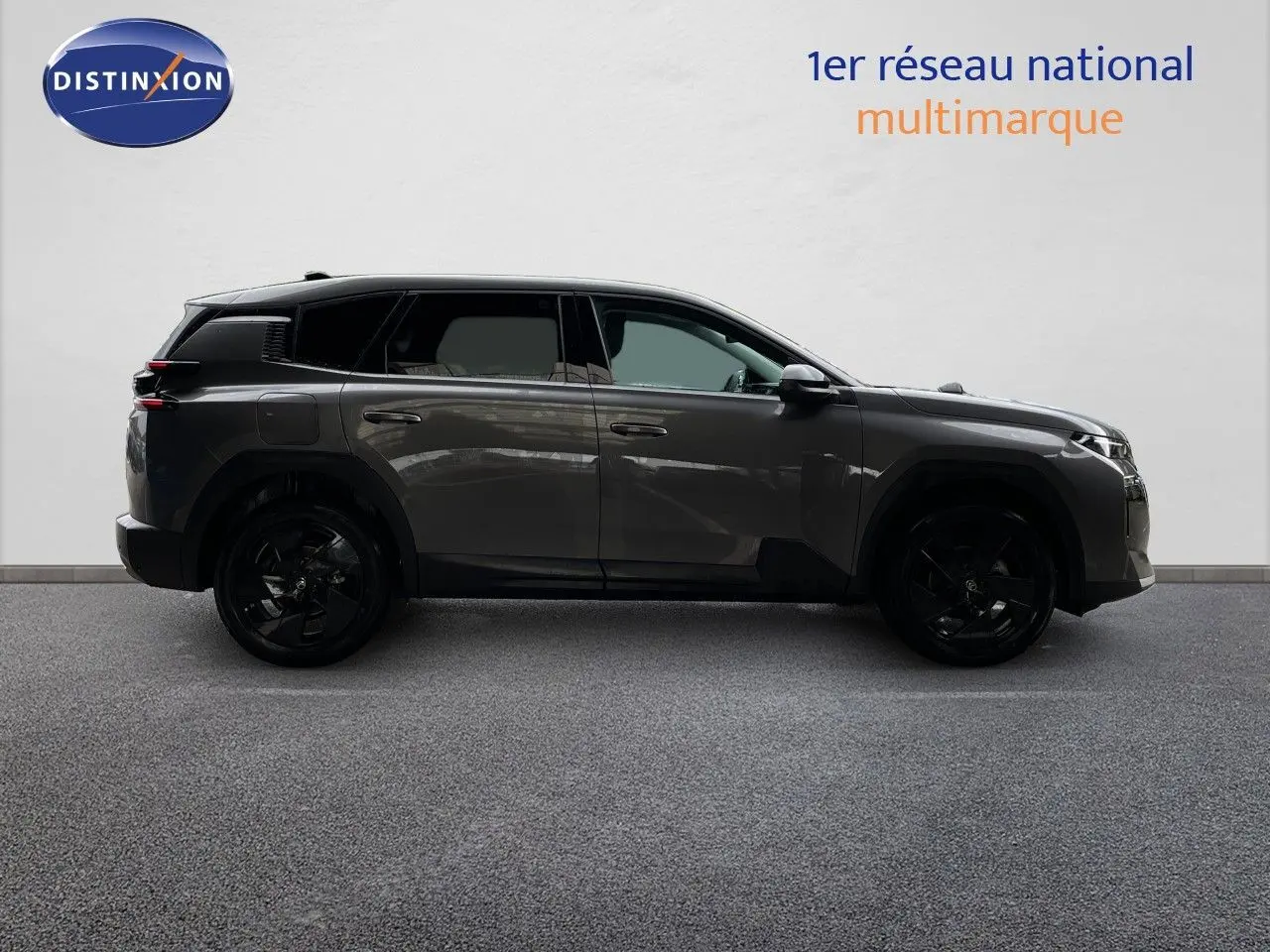 Profil côté gauche d'un Citroën C5 Aircross Hybrid gris platinium métal avec jantes noires, sur fond neutre intérieur.