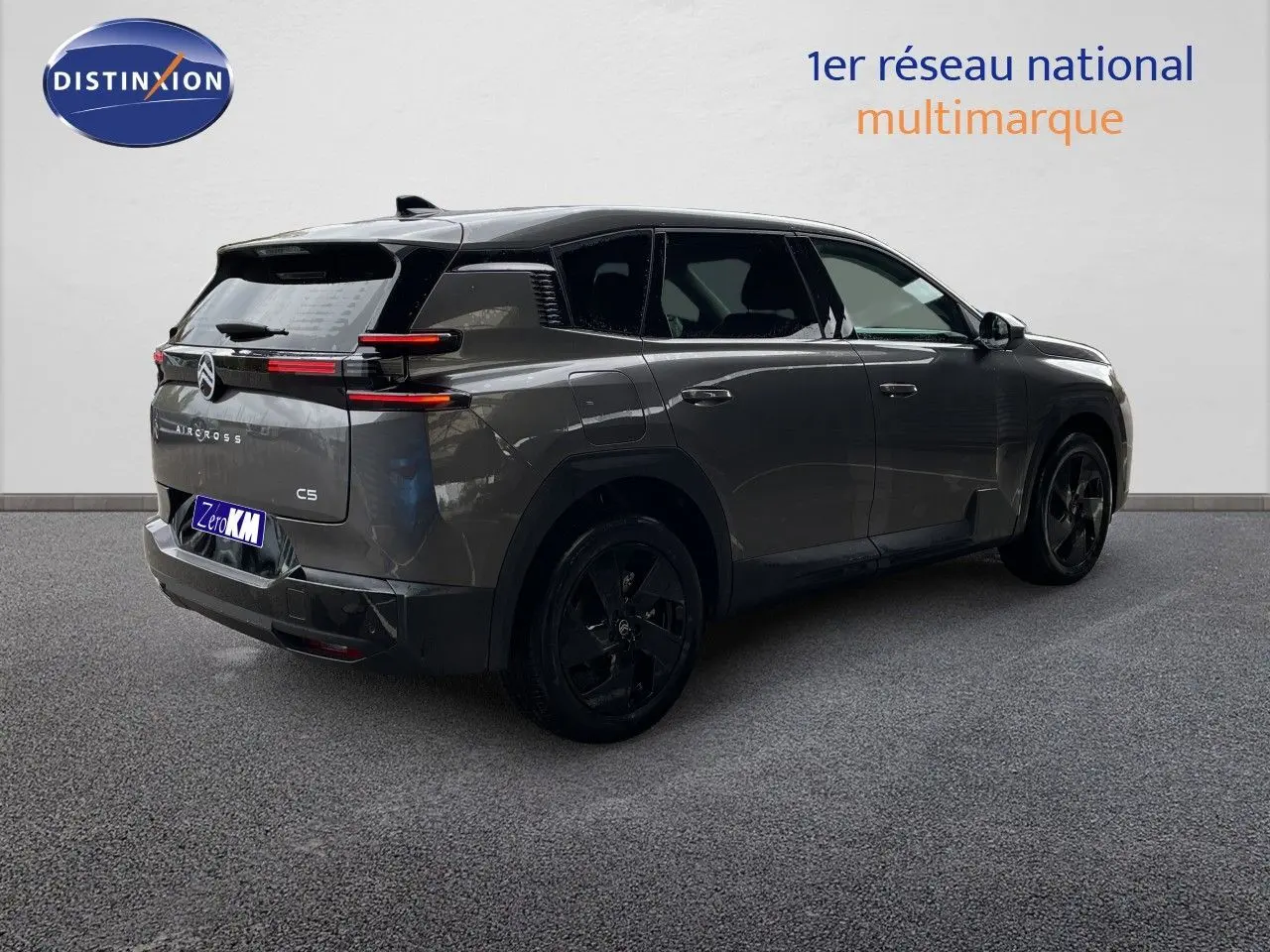 Vue 3/4 arrière droite du Citroën C5 Aircross Hybrid gris platinium métal avec jantes noires et feux LED distinctifs.
