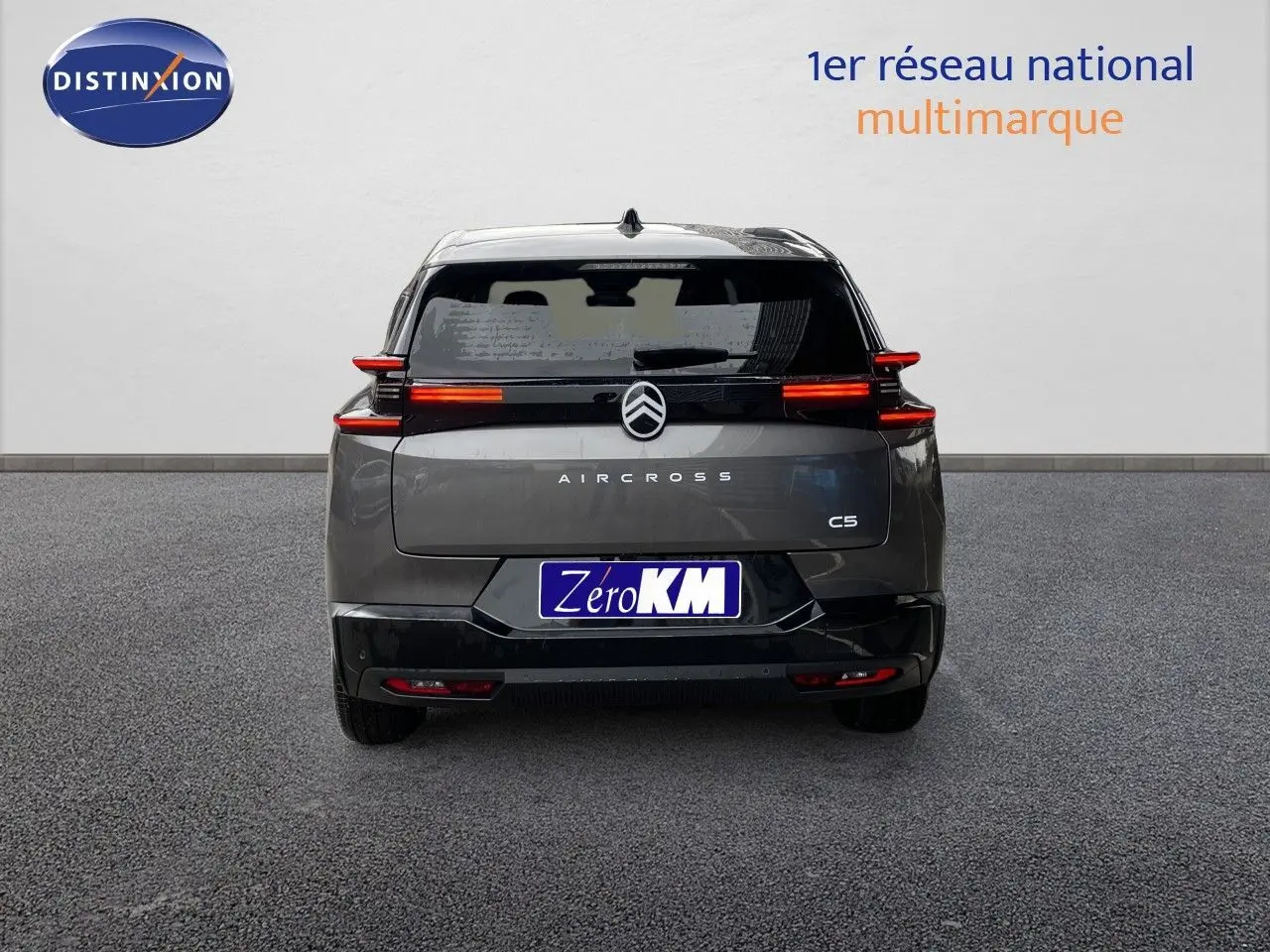 Vue arrière du Citroën C5 Aircross gris platinium métallisé avec feux LED horizontaux allumés sur fond neutre.