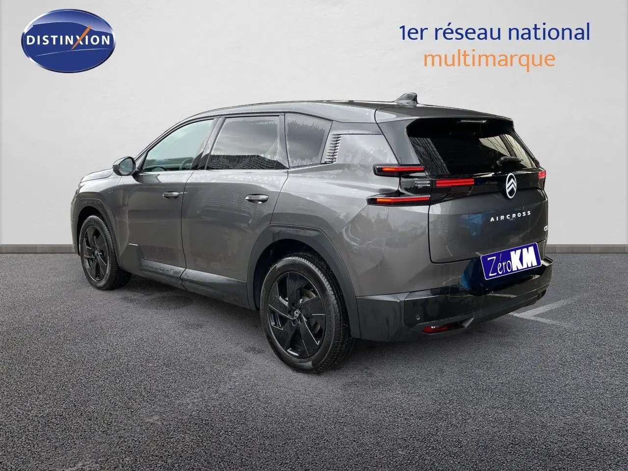 Vue 3/4 arrière droite du Citroën C5 Aircross Hybrid gris platinium métal avec jantes noires et feux LED distinctifs.
