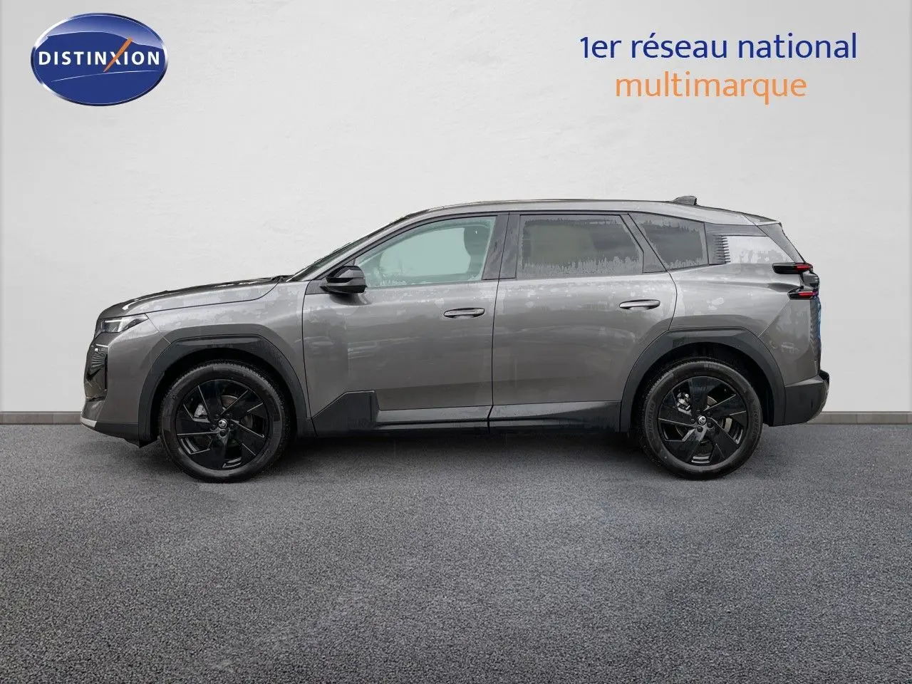 Profil côté gauche du Citroën C5 Aircross Hybrid 145ch gris platinium métal avec jantes noires et lignes modernes.