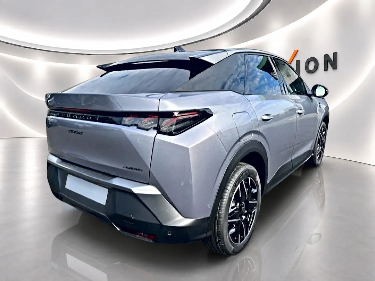 Vue 3/4 arrière droite du Peugeot 3008 gris Artense avec feux arrière LED et jantes alliage noires.