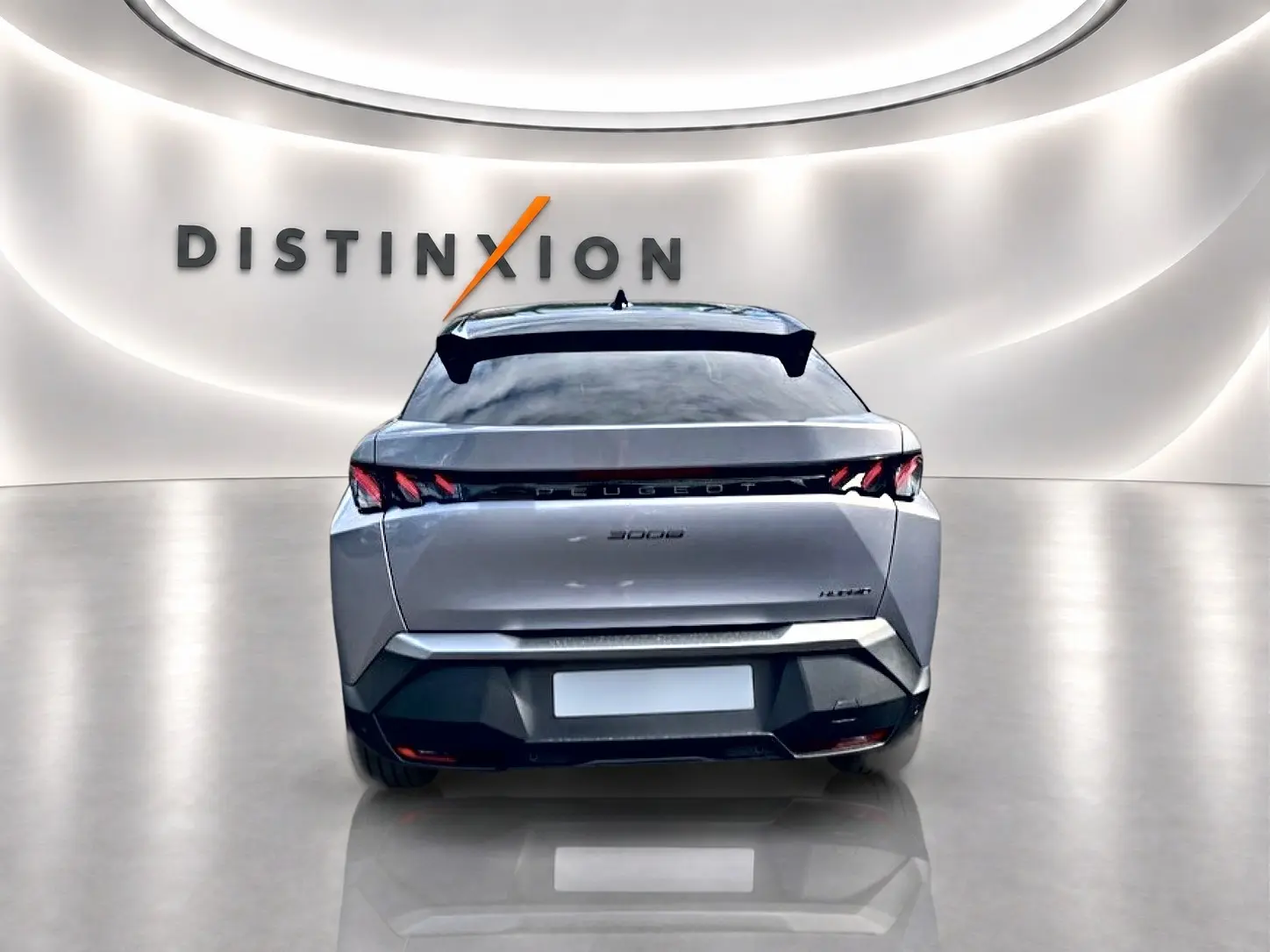 Vue arrière d'un Peugeot 3008 gris Artense avec becquet noir et feux arrière LED distinctifs dans un showroom lumineux.