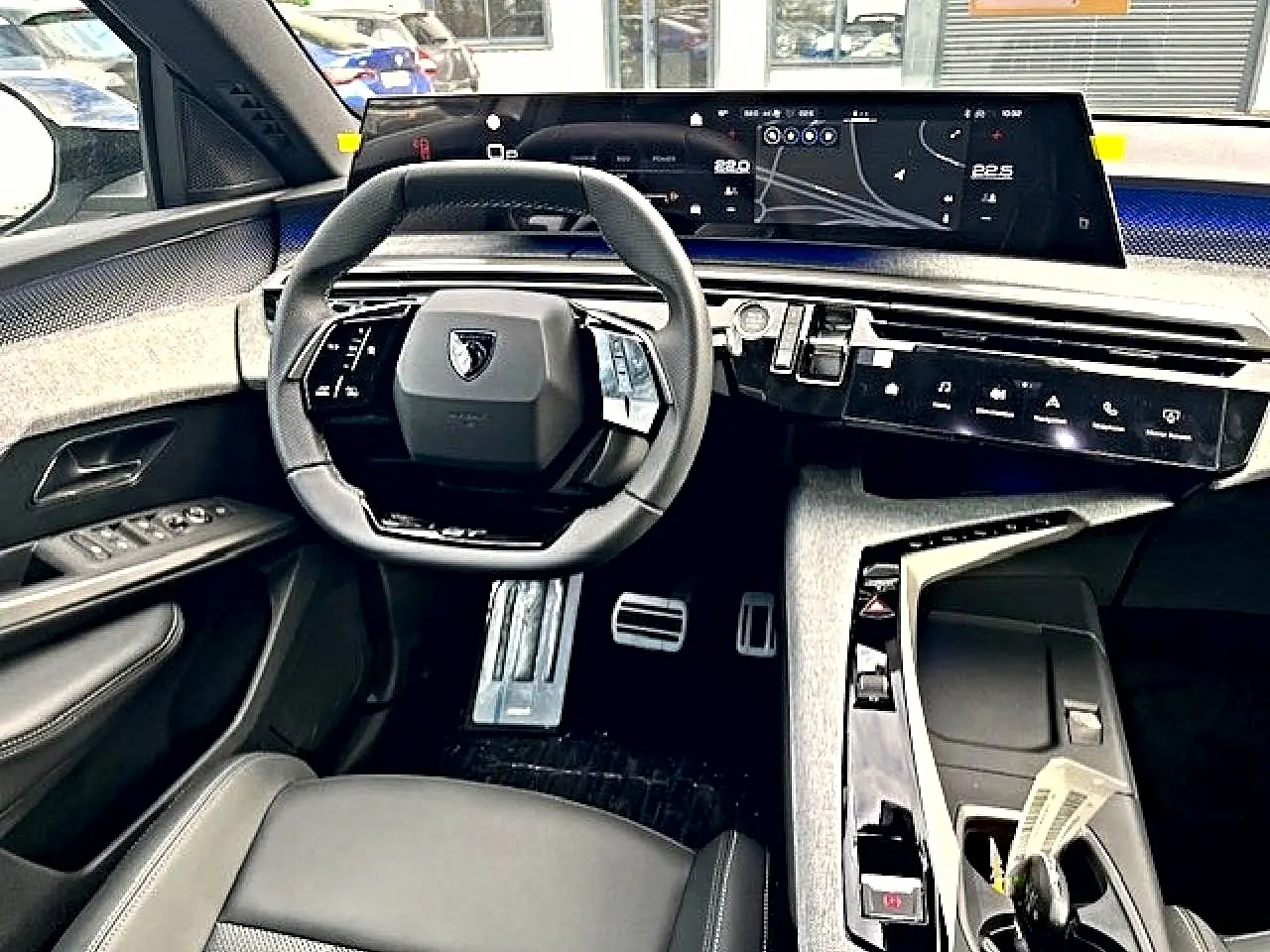 Intérieur du Peugeot 3008 gris Artense, vue de face sur le volant compact et l'écran tactile panoramique.