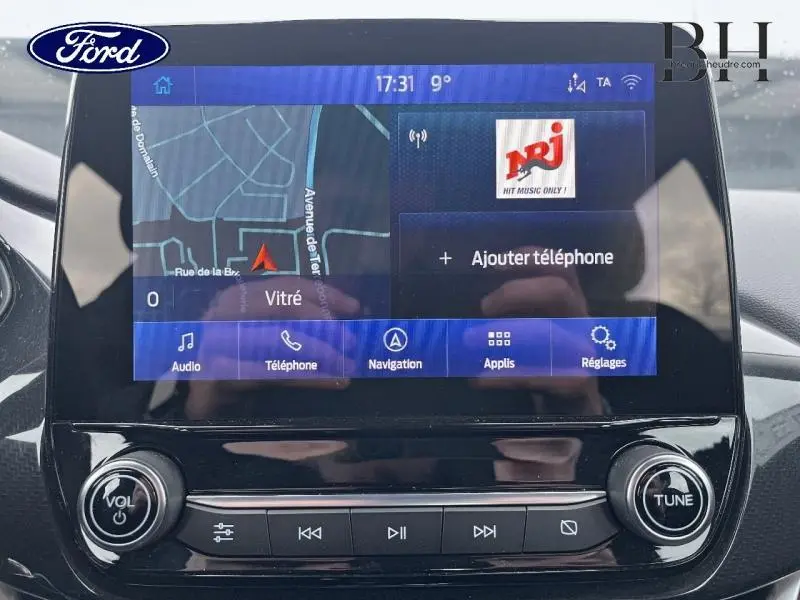Écran tactile central du Ford Puma 2023 affichant la navigation et les options multimédia, vue de face intérieure.