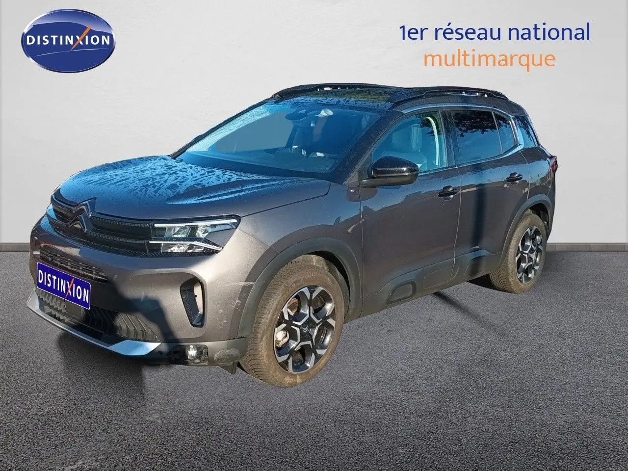 Citroën C5 Aircross gris platinium métal en 3/4 avant droit, avec jantes alliage et toit noir contrasté.