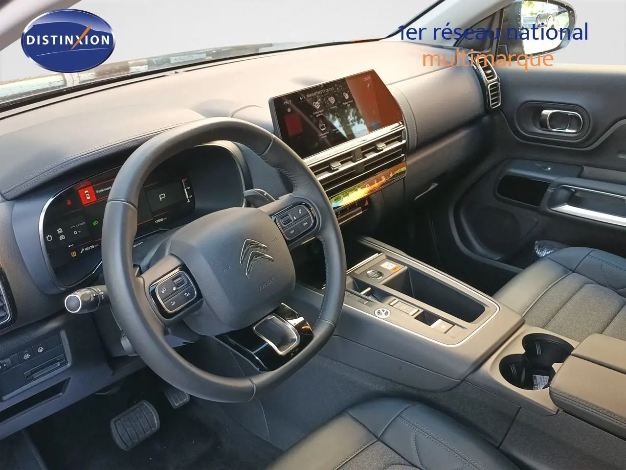 Intérieur noir du Citroën C5 Aircross 1.2 Hybride 145ch, vue côté conducteur sur tableau de bord et console centrale moderne.