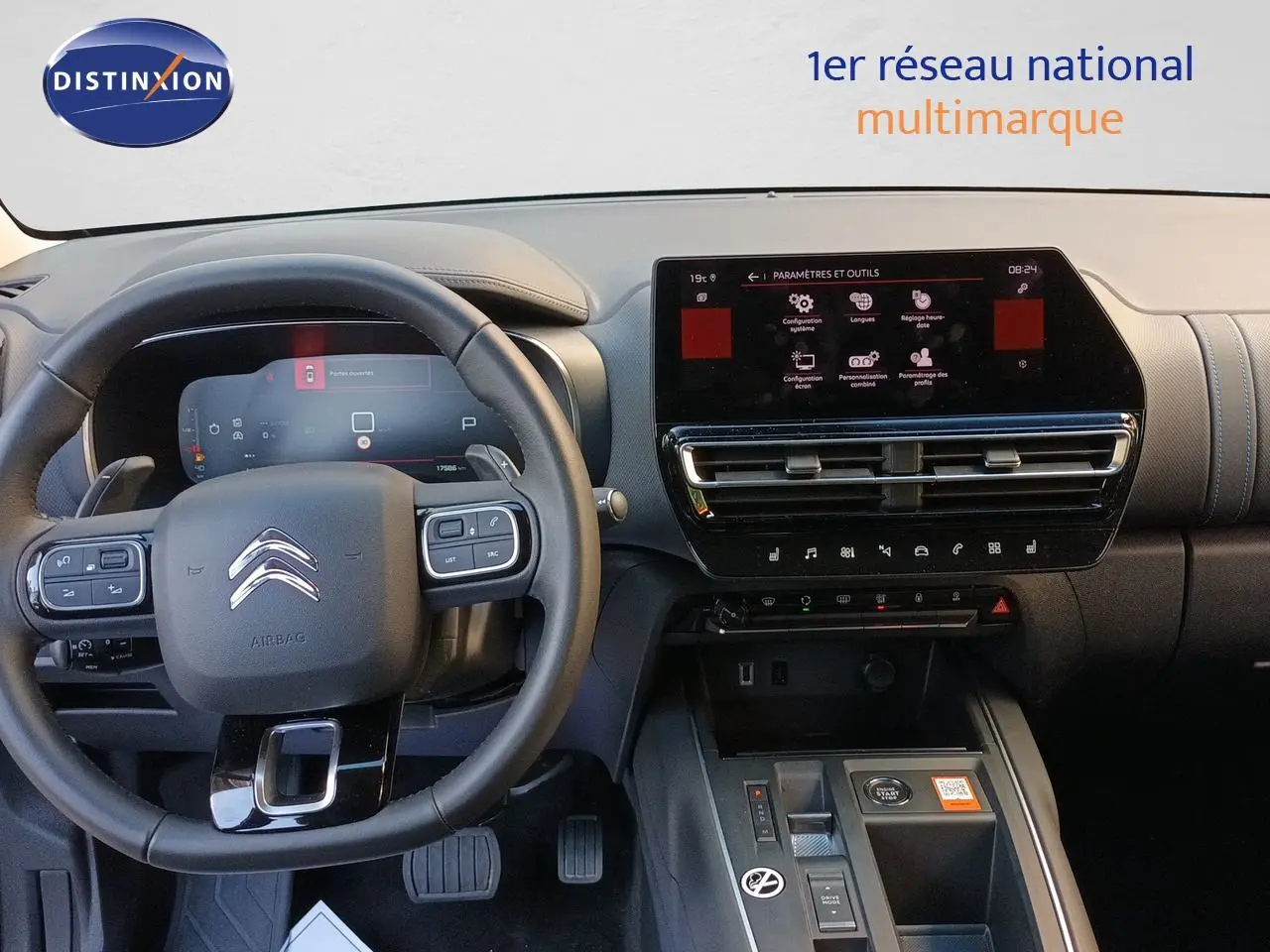 Vue intérieure centrée sur le volant et la console centrale du Citroën C5 Aircross 2025, finition noire moderne.