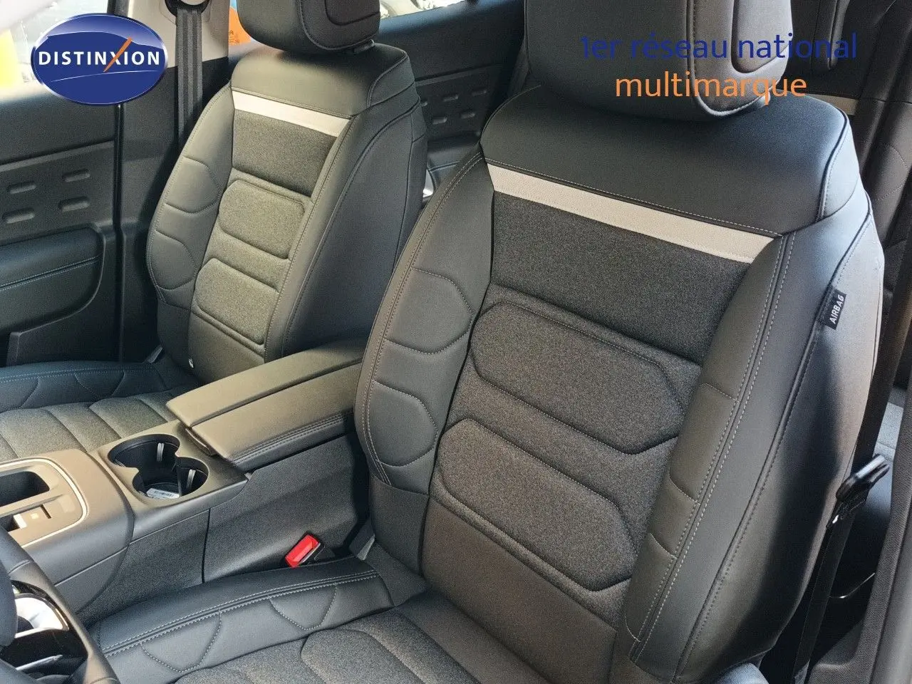 Vue rapprochée des sièges avant en tissu et cuir noir du Citroën C5 Aircross 2025, finition intérieure soignée.