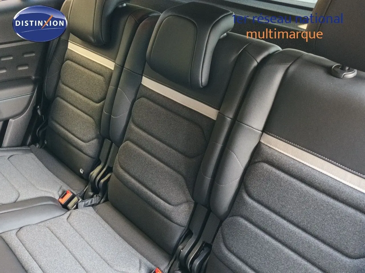 Vue rapprochée des sièges arrière en tissu et cuir noir du Citroën C5 Aircross 2025, finition gris platinium.