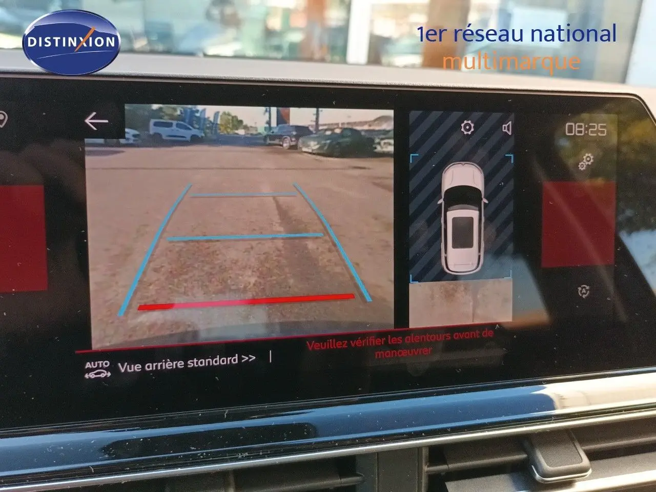 Écran de caméra de recul du Citroën C5 Aircross gris platinium, affichant les lignes d’aide au stationnement.