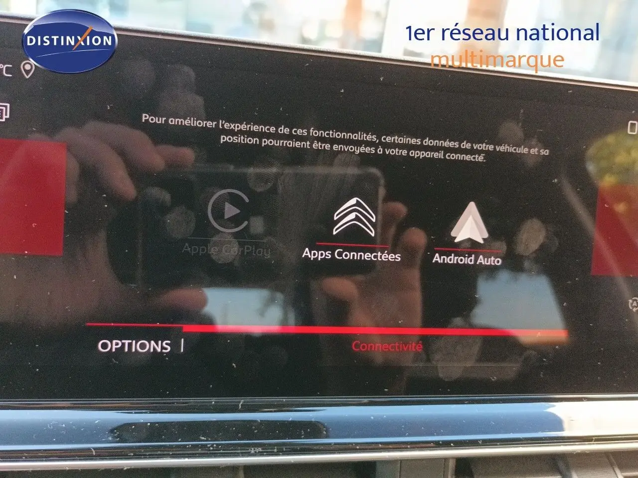 Écran tactile intérieur du Citroën C5 Aircross gris platinium, affichant les options de connectivité Apple CarPlay et Android Auto.