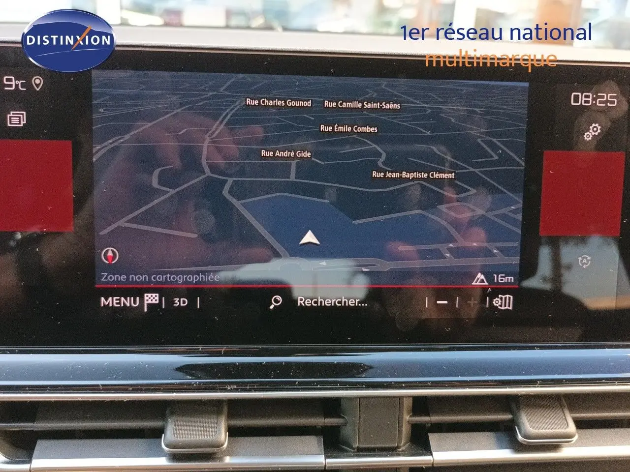 Écran tactile central du tableau de bord du Citroën C5 Aircross 2025, affichant la navigation GPS en mode 3D.