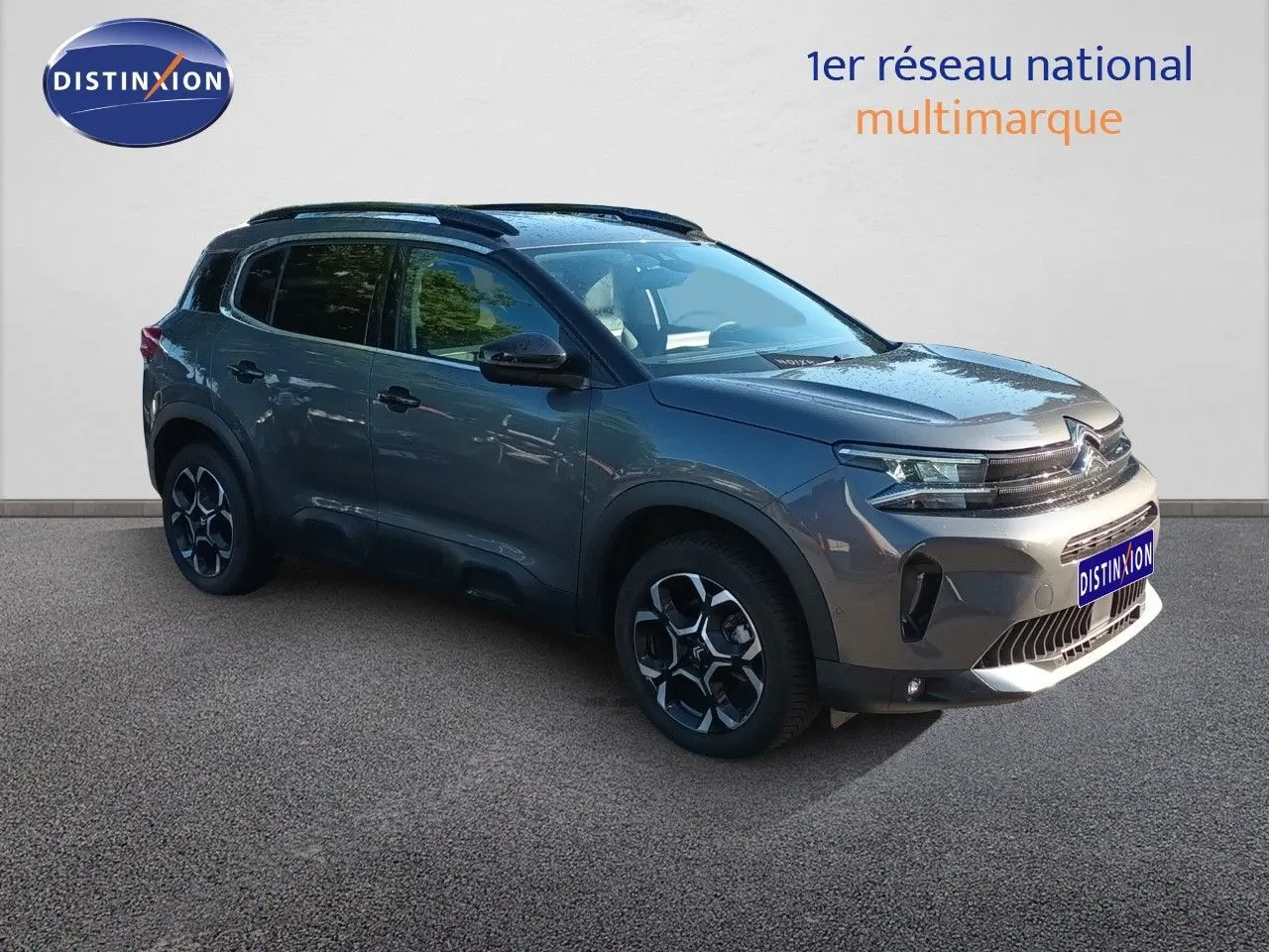Citroën C5 Aircross gris platinium métal en 3/4 avant droit, avec jantes noires et toit noir contrasté.