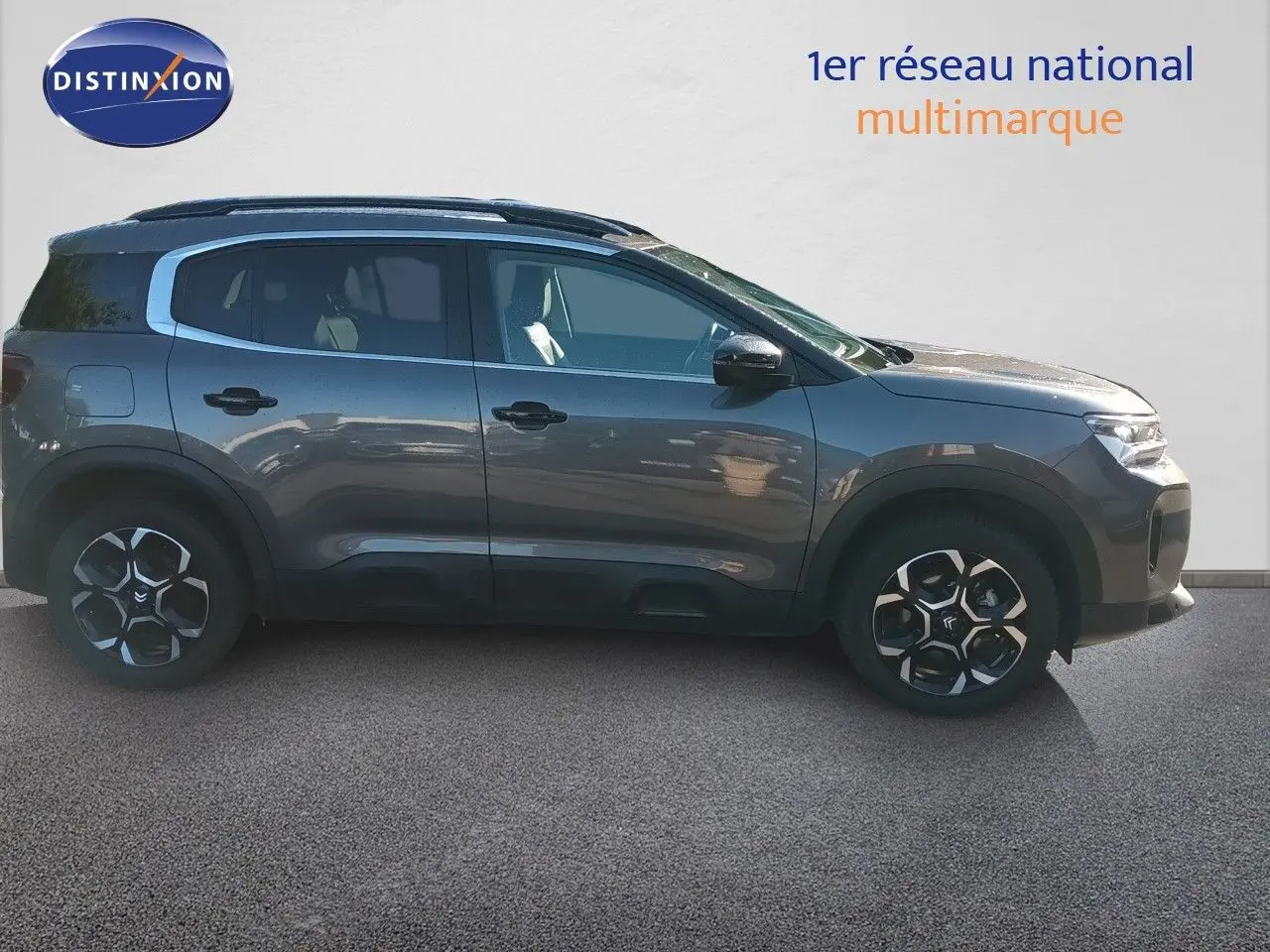 Profil droit du Citroën C5 Aircross gris platinium métal 2025 avec jantes bi-ton et toit noir contrasté.