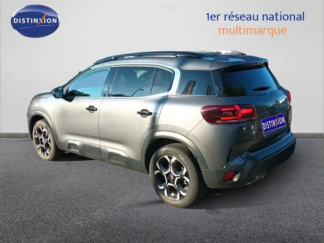 SUV Citroën C5 Aircross gris platinium métal vu en 3/4 arrière droit, avec jantes bi-ton et vitres teintées.