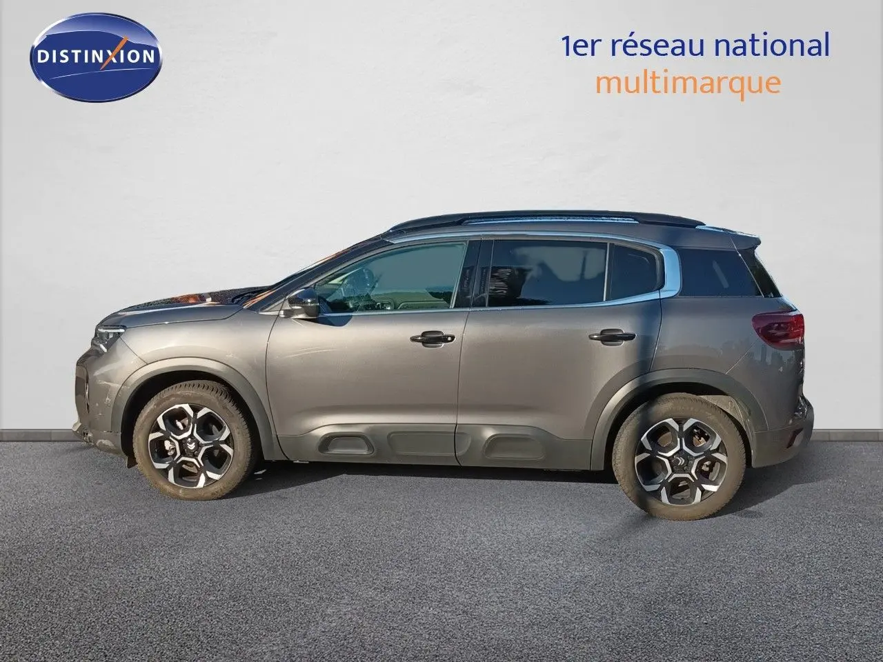 Profil droit du Citroën C5 Aircross 2025 gris platinium métal avec toit noir et jantes bi-ton distinctives.