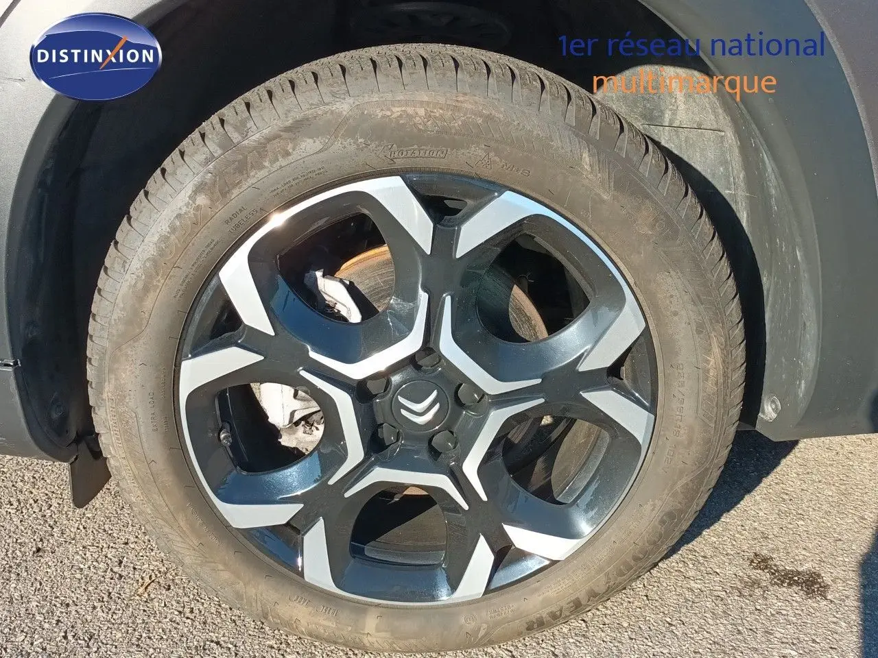 Gros plan sur la roue avant droite du Citroën C5 Aircross gris platinium métal avec jante alliage bicolore.