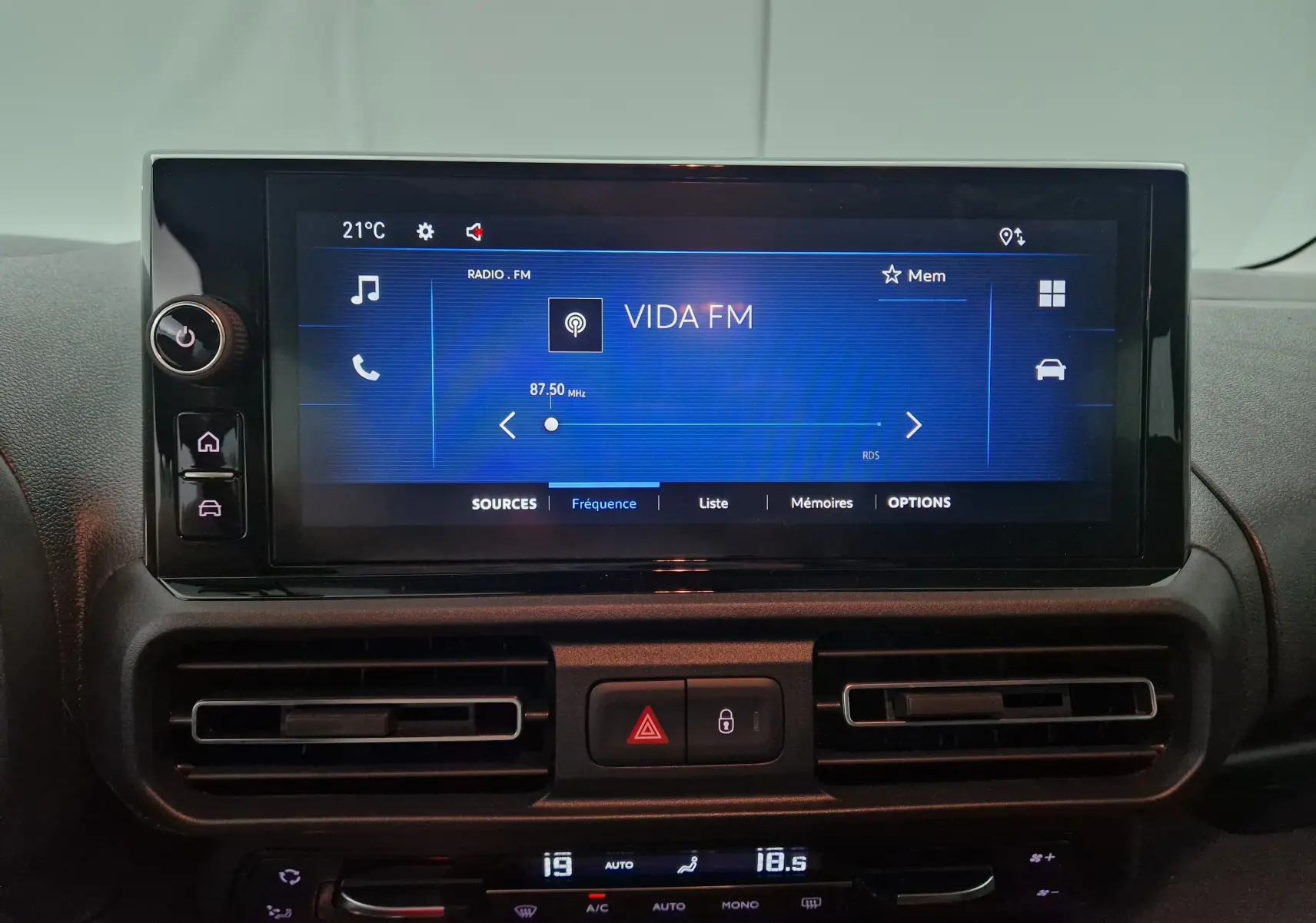 Écran tactile central de l’Opel Combo Life gris Artense affichant la radio Vida FM et commandes climatisation.