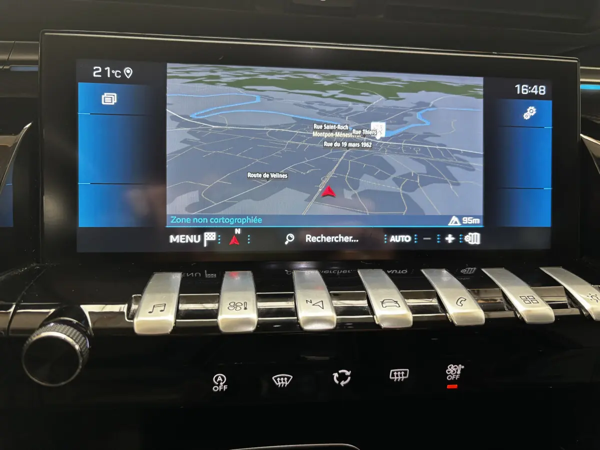 Écran tactile central avec navigation 3D et commandes piano dans l'habitacle d'une Peugeot 508 gris foncé de 2019.