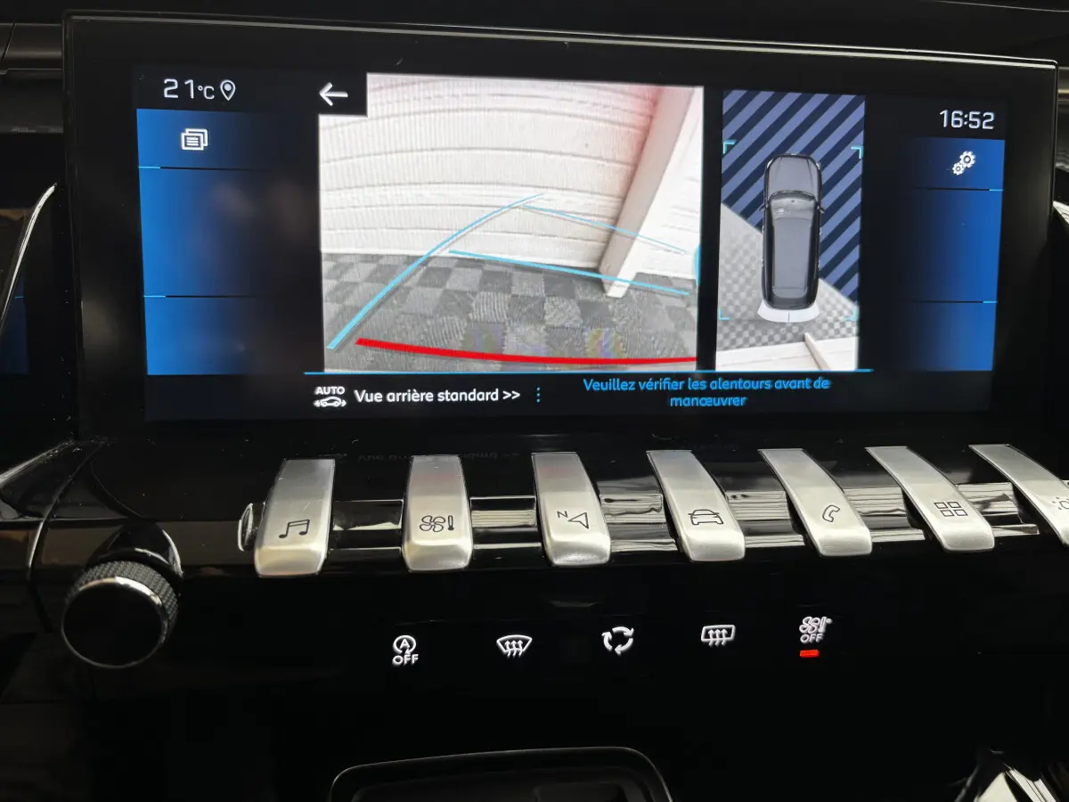 Écran tactile central affichant la caméra de recul et l'aide au stationnement de la Peugeot 508 gris foncé, vue intérieure.